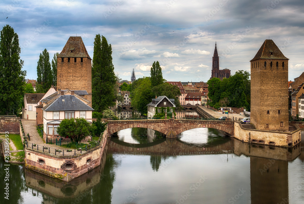 Obraz premium Strasbourg, France - The twin watchtowers of the Ponts Couverts