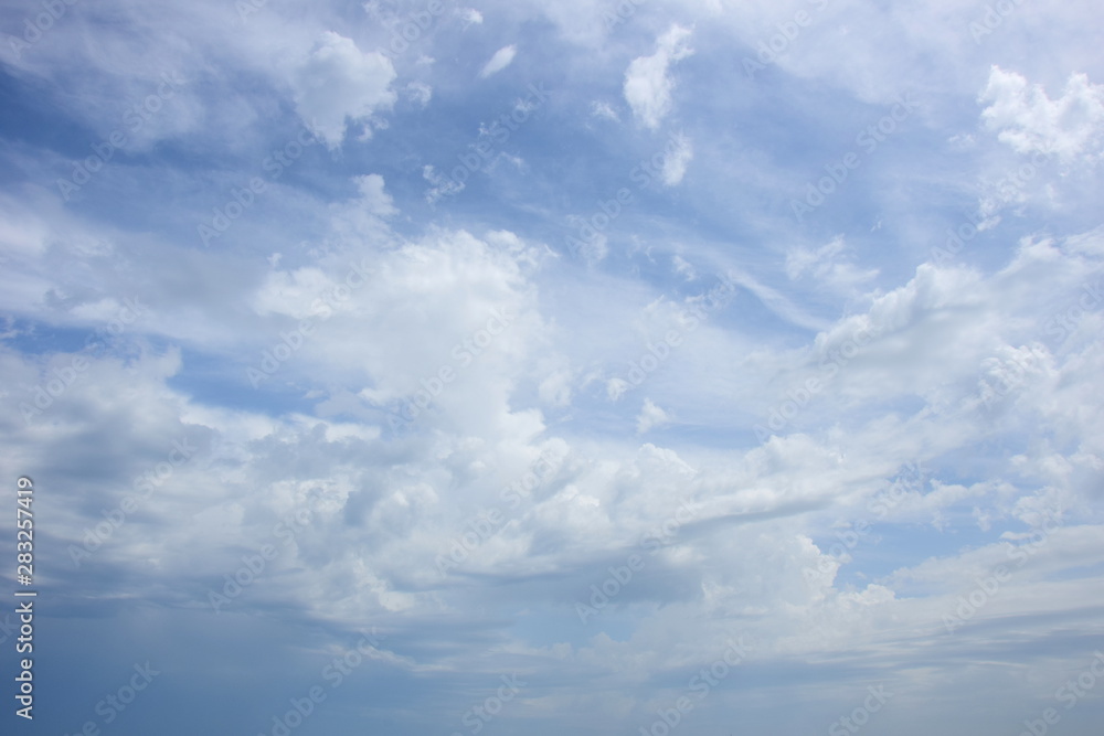 Weiße Wolken vor blauen Himmel