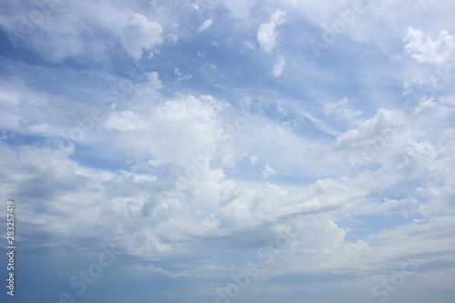 Fototapeta Naklejka Na Ścianę i Meble -  Weiße Wolken vor blauen Himmel