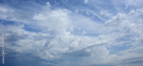 Blauer Himmel Hintergrund mit weißen Wolken