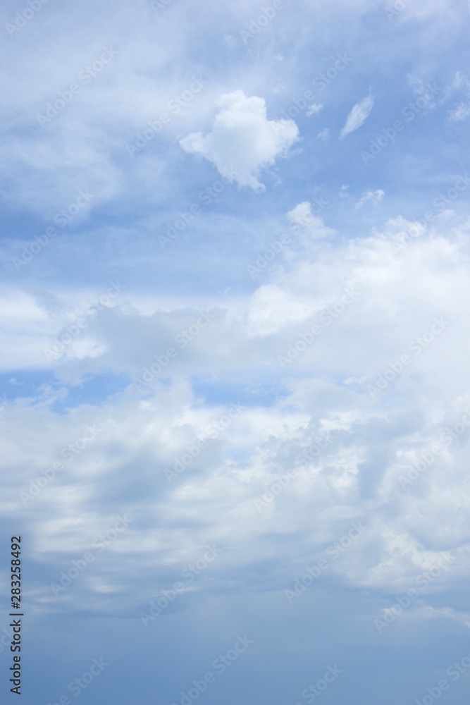 Schleierwolken vor blauen Himmel - Hintergrund Schleierwolken vor blauen Himmel - Hintergrund