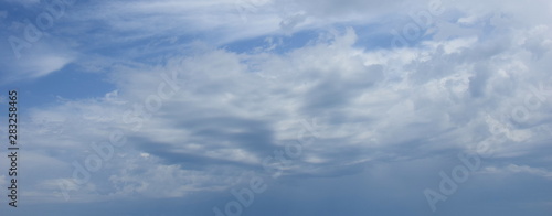 Hintergrund blauer Himmel mit Wolken - Schleierwolken - Wolkenbild