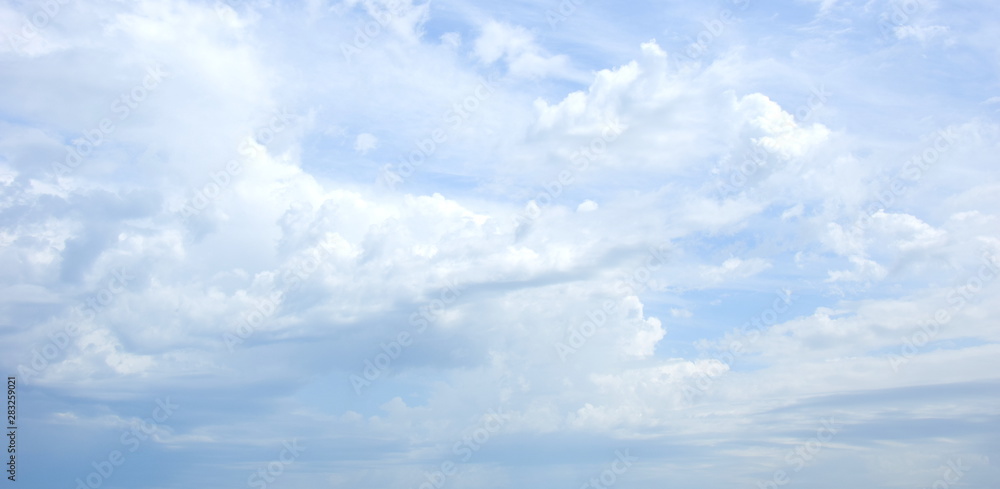 Schleierwolken vor blauen Himmel - Hintergrund Schleierwolken vor blauen Himmel - Hintergrund
