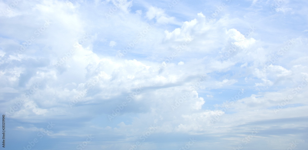 Blauer Himmel Hintergrund mit weißen Wolken Blauer Himmel Hintergrund mit weißen Wolken