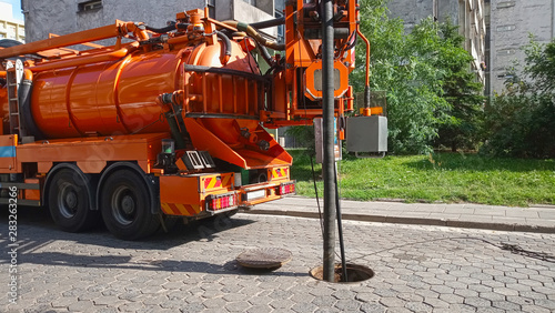 Foto A specialized car on the street. Cleaning sewer manholes.