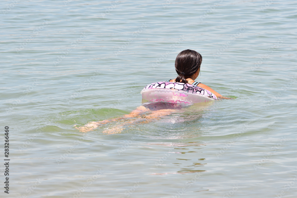 海水浴を楽しむ女の子（後姿）