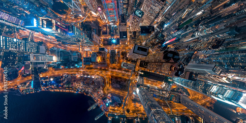 miasto-hongkong-w-nocnej-perspektywie-lotu-ptaka