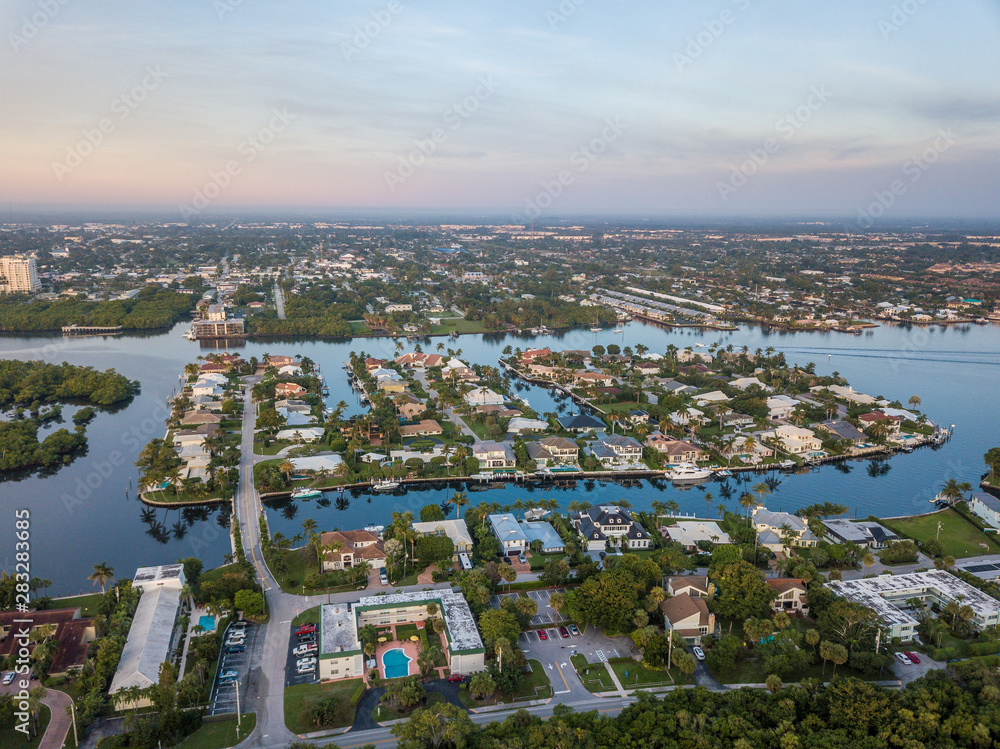 Obraz premium Flight over the Atlantic Coast of South Florida