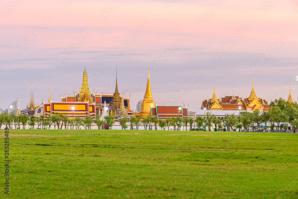 Naklejka premium Wat Phra Keaw Public landmark of Thailand in sunset time
