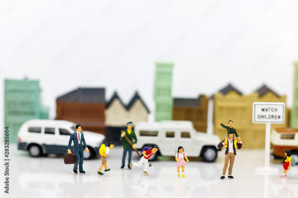 Obraz premium Miniature people: Parents and children in the city.