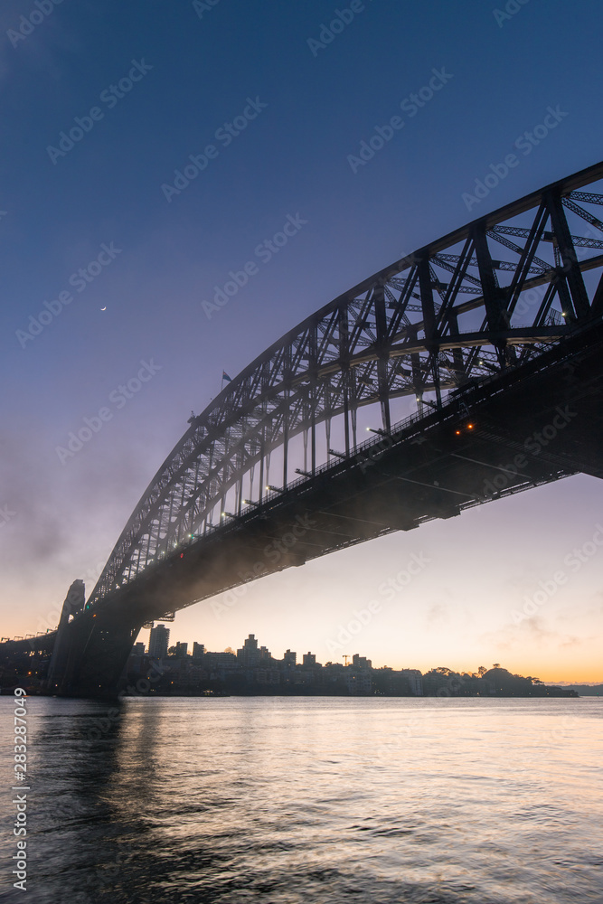 Naklejka premium Dawn view before sunrise at Sydney Harbour Bridge.