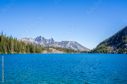 Jezioro w North Cascade Mountains