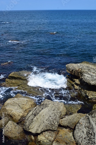奇岩怪石の磯が続く山形県庄内海岸の岩場 © FRANK
