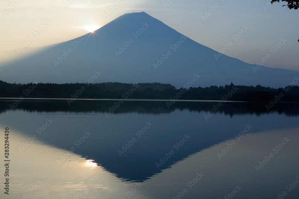 Mt.Fuji Lake Tanukiko of the morning