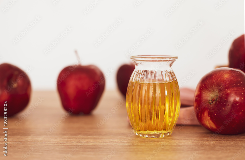 Close up red Apple fruit and apple cider vinegar juice , Helps Lose Weight and Reduces Belly Fat , healthy food Close up red Apple fruit and apple cider vinegar juice , Helps Lose Weight and Reduces Belly Fat , healthy food