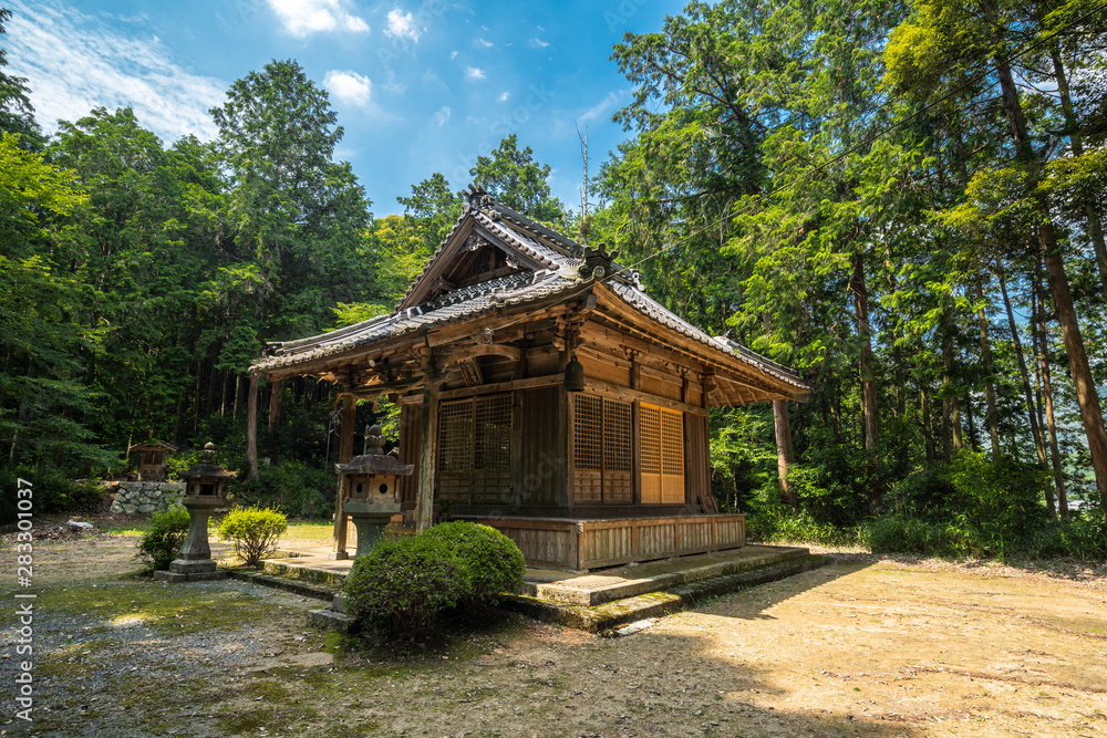 夏の田舎の景色と寺 夏の田舎の景色と寺
