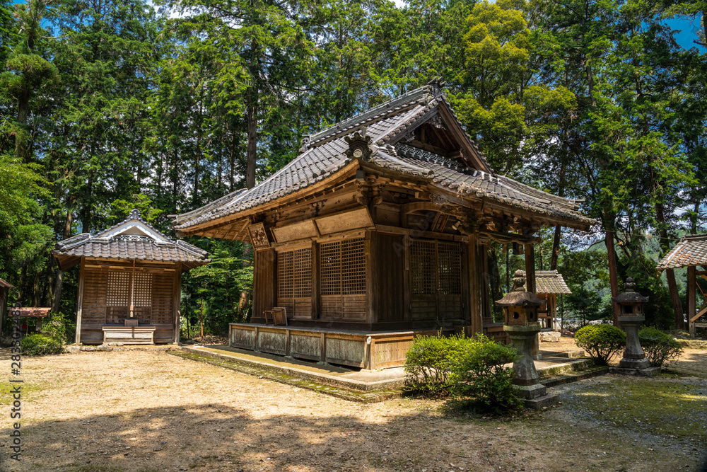 夏の田舎の景色と寺