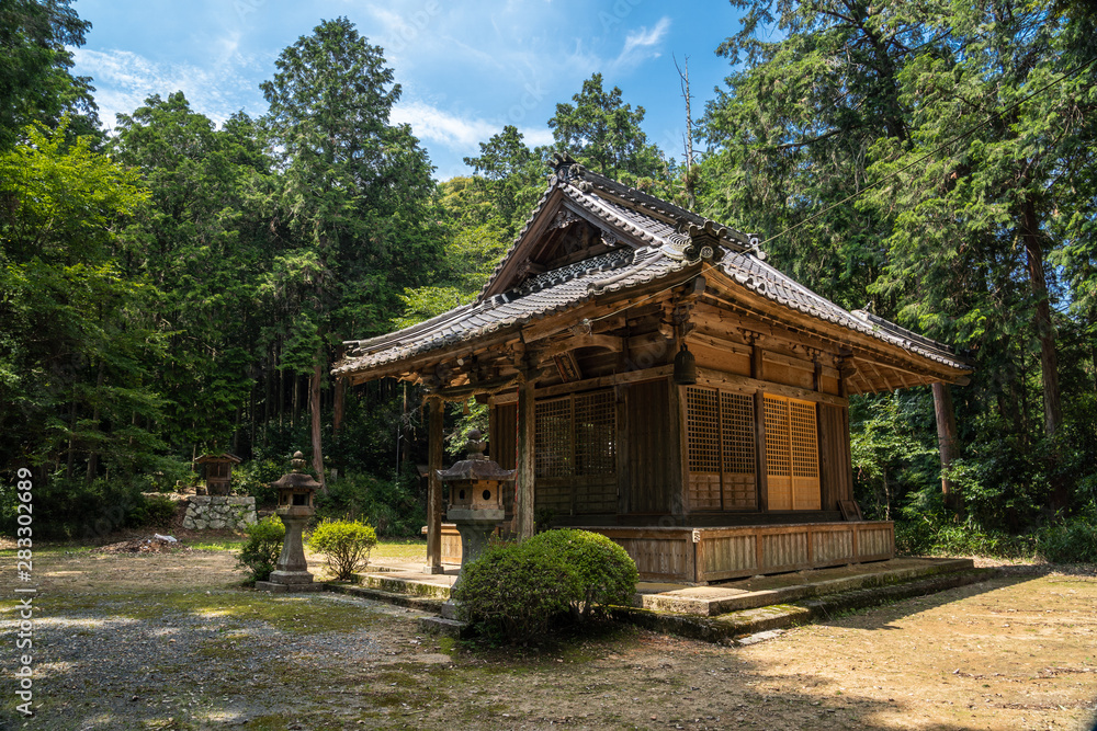 夏の田舎の景色と寺