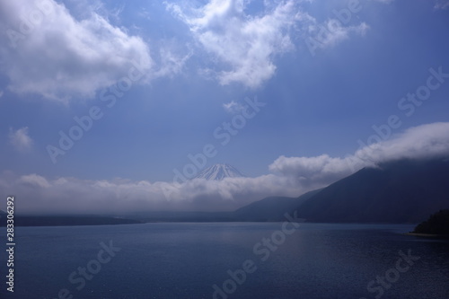 本栖湖と富士山の風景