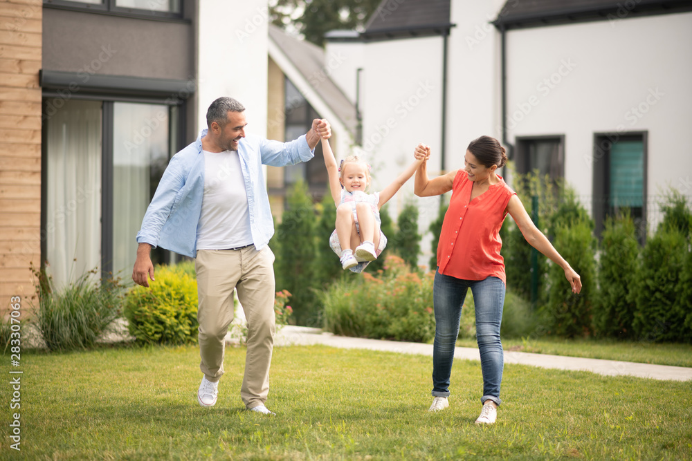 Obraz premium Cheerful daughter feeling happy having fun with parents