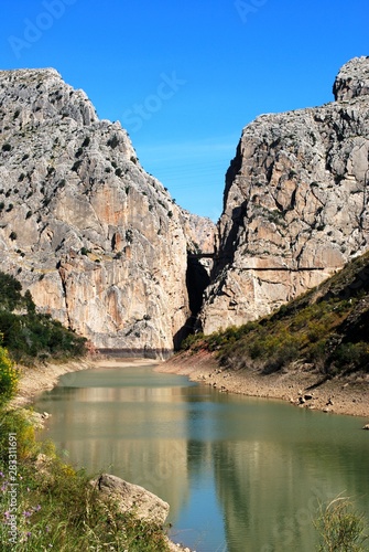 View of the gorge and lake with the Devils Bridge to the rear, El Chorro, Andalusia, Spain.