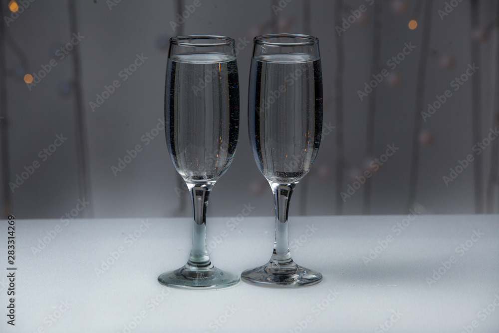 Obraz premium Glasses on a background of illumination