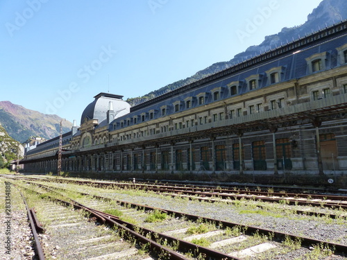 Vieja estación de tren abandonada