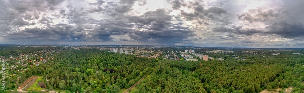Fototapeta premium Gewitterstimmung Richtung Falkenhagener Feld, Berlin-Spandau