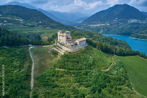 Foto Aerial view Lake Santa Giustina, Castel Cles, bridge over the lake