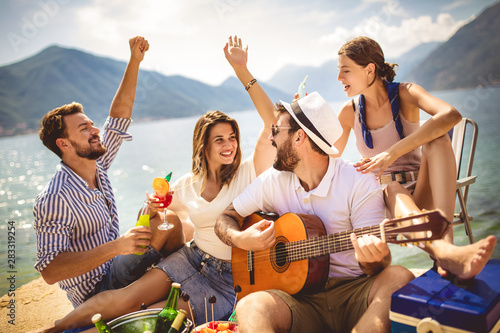 Canvas Print Young people having fun on summer vacation