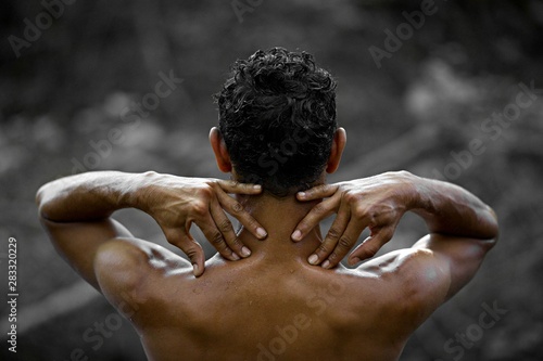 Douleur musculaire dos - homme se tenant les épaules massage - portrait muscle  photo