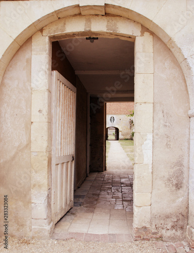Porte intérieure de cour de château ancien  © Patryssia