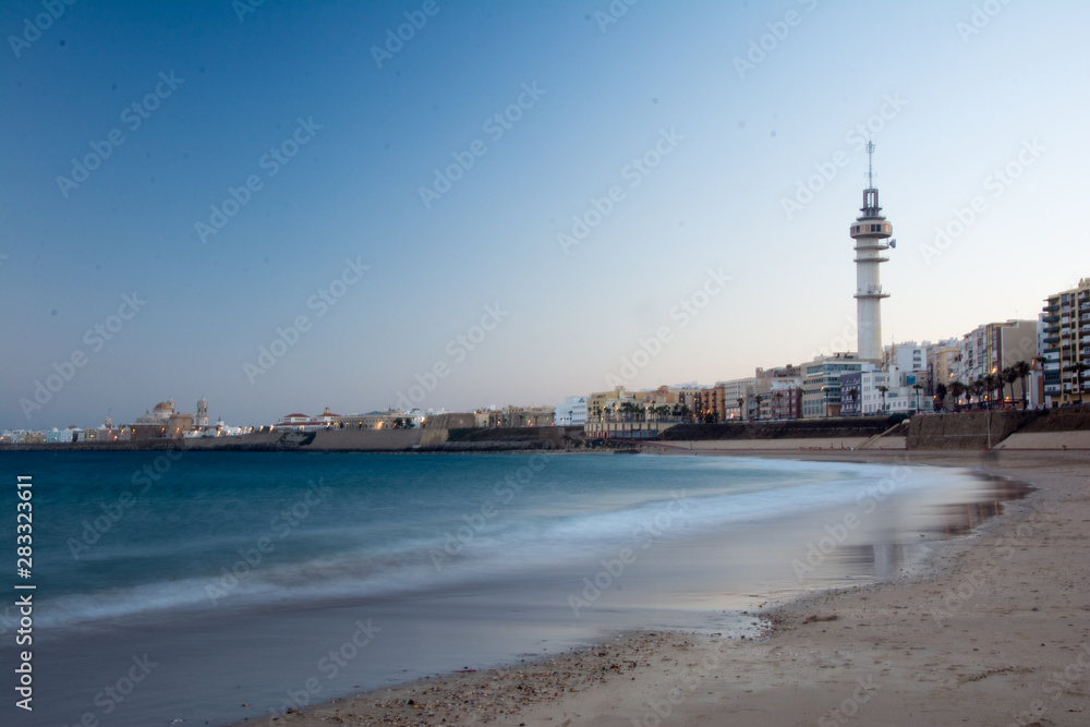 Playa amanecer de Cádiz con la torre de telecomunicaciones