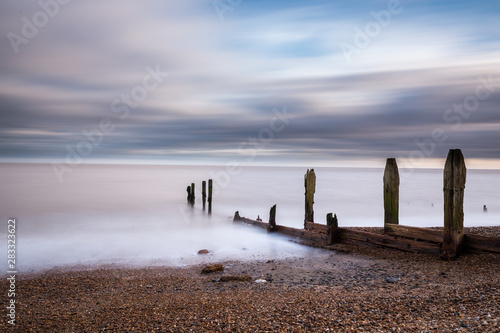Foto Minimalistic long exposure looking out to sea at Bawdsey, Suffolk, UK