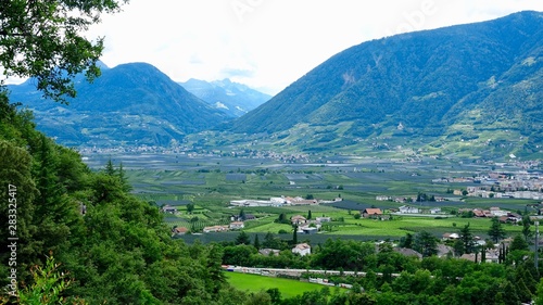 Bergblick in das Tal um Meran  S  d Tirol in den Bergen