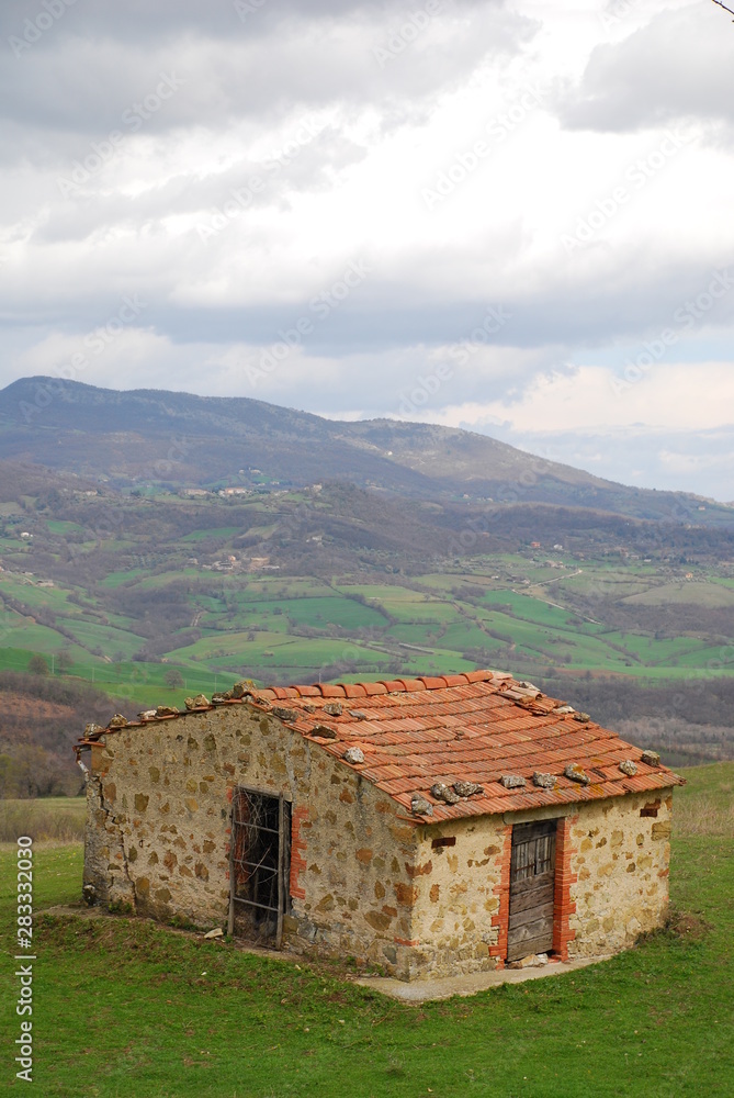 A small stone hut in the Tuscan countryside