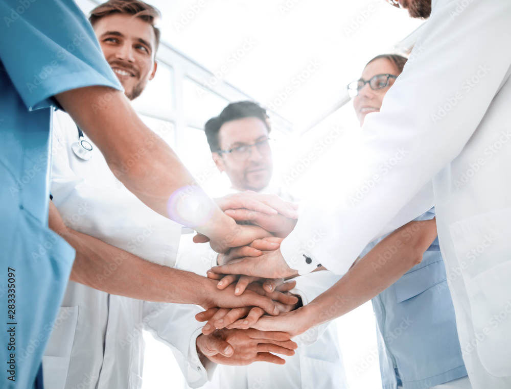 Obraz premium group of doctors with their hands folded together