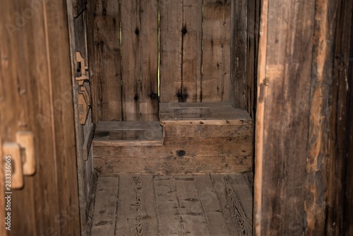 Stilles Örtchen für Groß und Klein - Toiletten in einem früheren Bauernhof  in Tirol mit unterschiedlicher Sitzhöhe