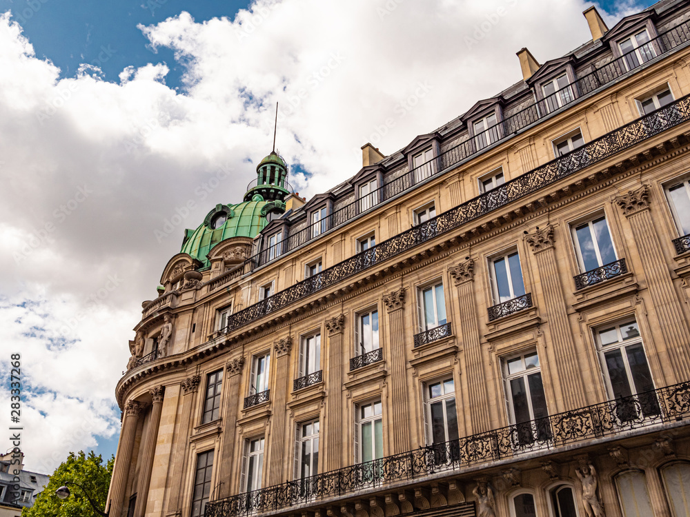 Obraz premium Beautiful house facade in the streets of Paris