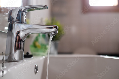 Foto Open faucet washbasin with low water pressure