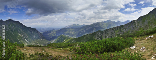 Fototapeta Naklejka Na Ścianę i Meble -  Panorama na Tatry Bielskie i Wysokie ze Świstówki Roztockiej - Dolina Roztoki