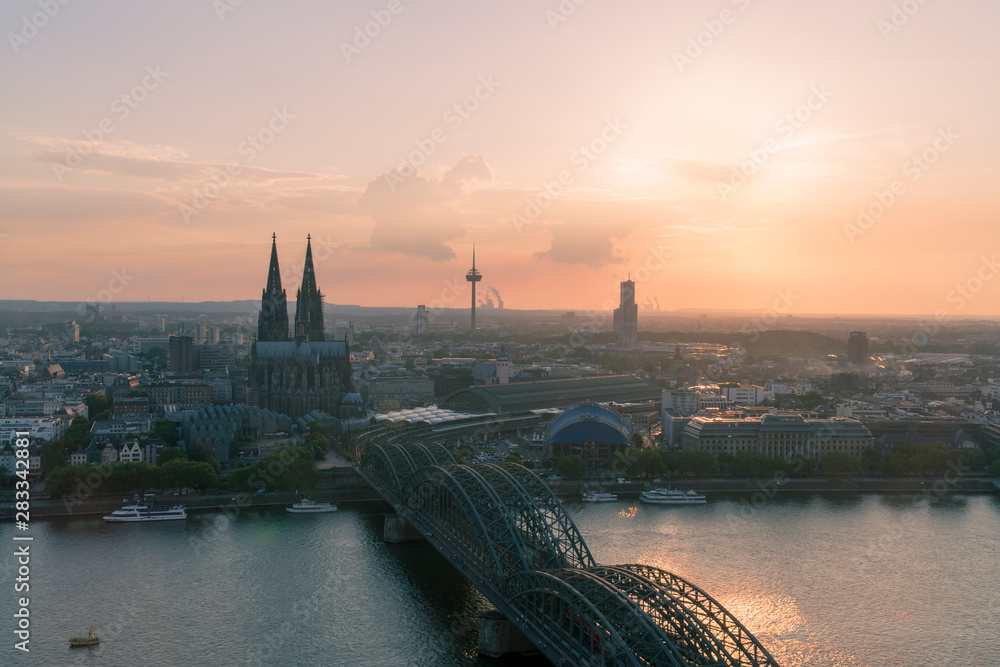 Fototapeta premium Blick auf den Kölner Dom und die Hohenzollernbrücke am Abend