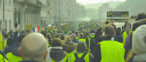 Foule de manifestants gilets jaunes. photo