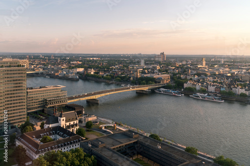 Blick auf den Rhein in Köln am frühen Abend © BGphotoaesthetics