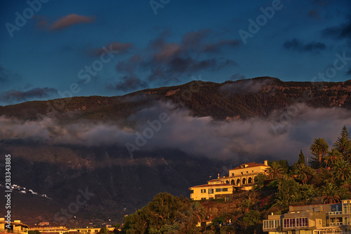 Das Orotava-Tal bei Sonnenuntergang zur blauen Stunde. Mit ind Landschaft sind der Taoropark, der Teide sowie der kleine Ort La Florida. photo