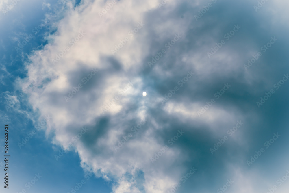 Obraz premium Dramatic white clouds on blue sky