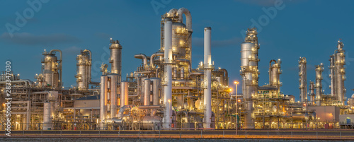 Canvas Print Petrochemical factory in twilight