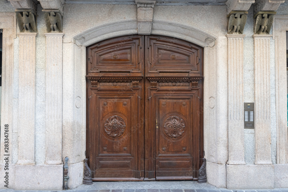 affascinante antica porta in legno ingresso palazzo con ornamenti aquile di pietra italia