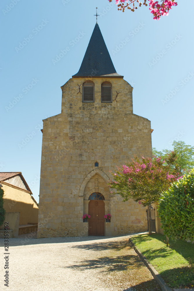 Clocher de l'église du village de Mont Disse dans le Haut Béarn dans les Pyrénées Atlantique