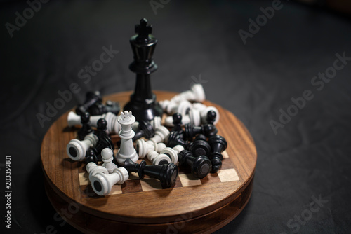 Картината върху платно Tiny White king facing Black king in 5 times size